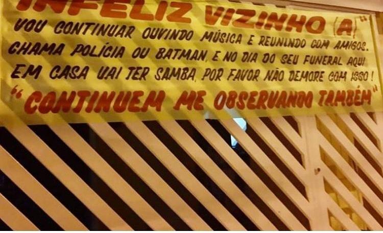 Moradora de Anápolis coloca faixa na porta de casa informando a vizinhos  que continuará dando festas: 'Chama a polícia', Goiás